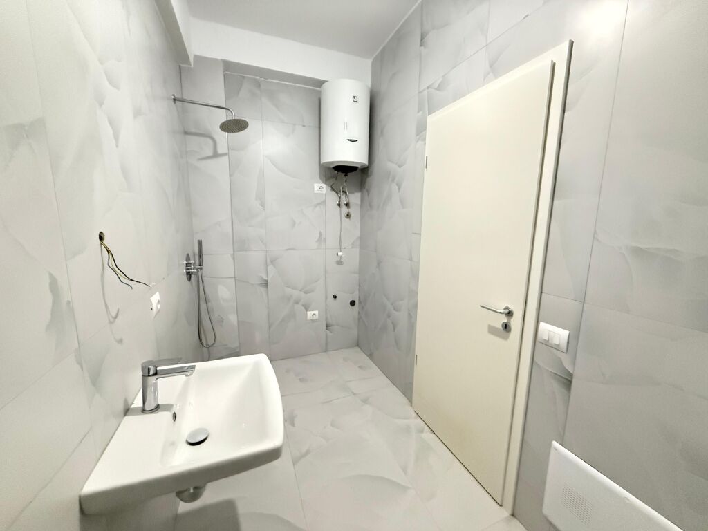 Shitet Apartament 1+1  Adresa : Ali Demi Kompleksi kaimi  Siperfaqe 60 m2  Kati 2 Cmimi : 108,000 miljon lek