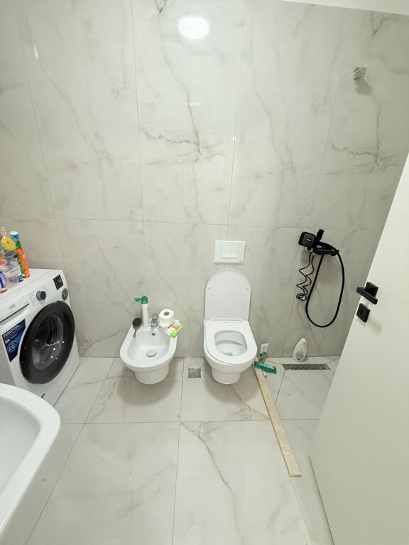 Shitet apartment 1+1 Rruga vjenes golem
