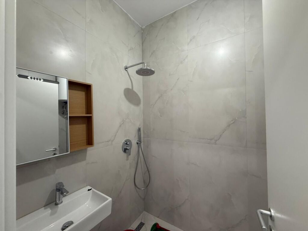 Tirane, jepet me qera apartament 1+1 ne Fresk