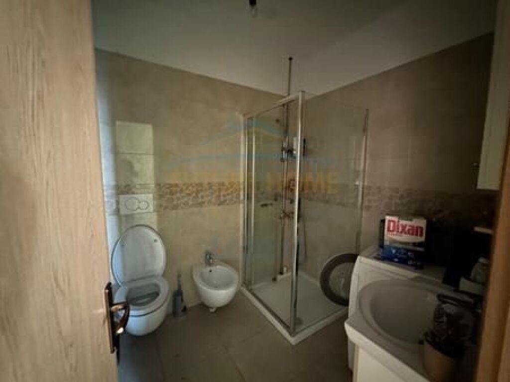 Shitet, Apartament 2+1+2, Unaza e Re, Tiranë.
