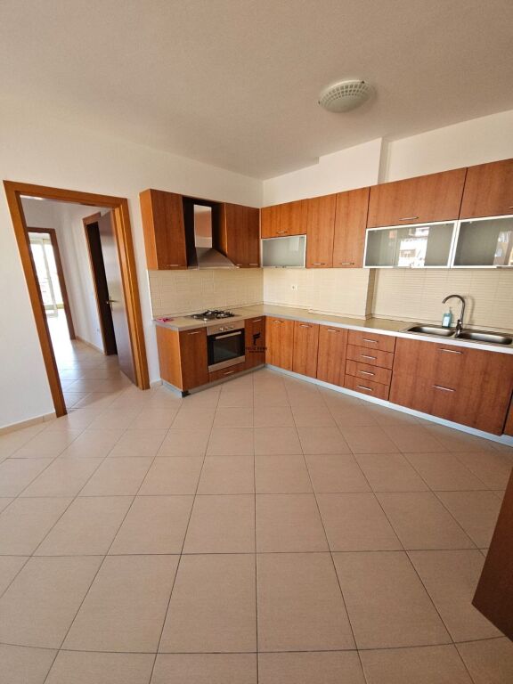 ZYRE ME QERA 112 M2 RRUGA E ELBASANIT 100.000 LEKE FH-72243