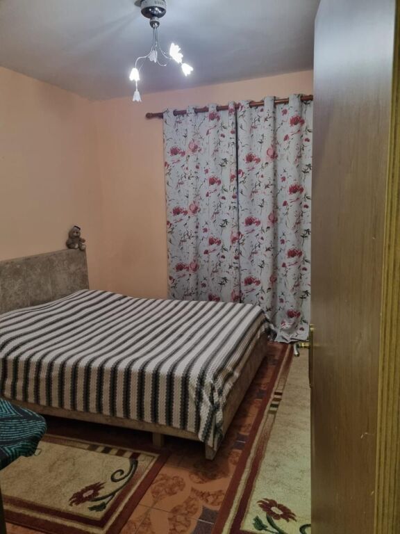 🏡 Appartamento 1+1 in affitto📍 Di fronte al Ministero della Difesa 🏫 50 m dalla scuola “Ramazan Jarani”💰 Prezzo: 35.000 lek/mese