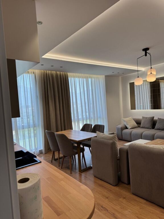 Appartamento 1+1 in affitto – 650€ / mese Posizione: Bulevardi i Ri, Tirana Piano: 6 Nuovo edificio – mai abitato prima  Viene offerto in affitto un appartamento moderno 1+1 in una delle zone più richieste di Tirana – Bulevardi i Ri. Si trova al 6° piano di un edificio nuovo, mai abitato prima. L'appartamento offre molta luce naturale e un ambiente confortevole, ideale per una coppia o una persona sola.  Prezzo: 650 euro / mese Non trattabile   Per ulteriori informazioni o per una visita alla proprietà, si prega di contattare.
