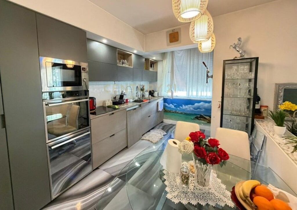 APARTAMENT 3+1+2+GARAZH NE KOMUNEN E PARISIT