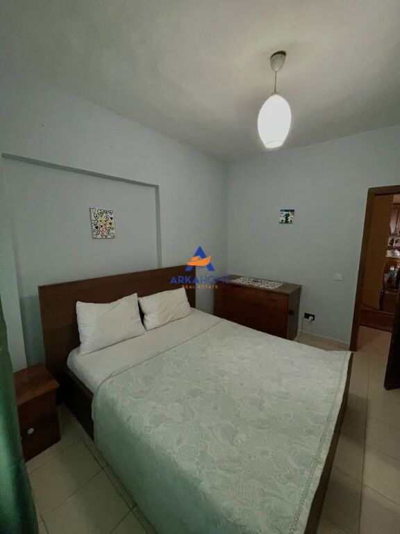 JEPET APARTAMENT ME QERA 2+1 "TEK KOMUNA E PARISIT, PRANE KRISTAL CENTER" 800 EURO - Widok 4