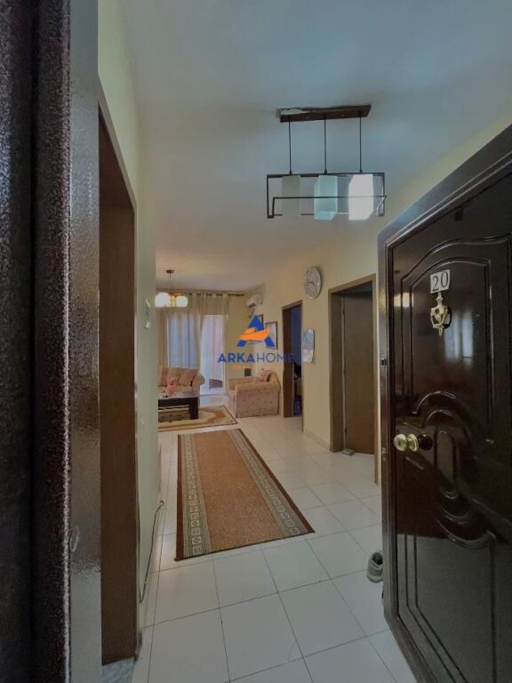 JEPET APARTAMENT ME QERA 2+1 "TEK KOMUNA E PARISIT, PRANE KRISTAL CENTER" 800 EURO - Widok 3