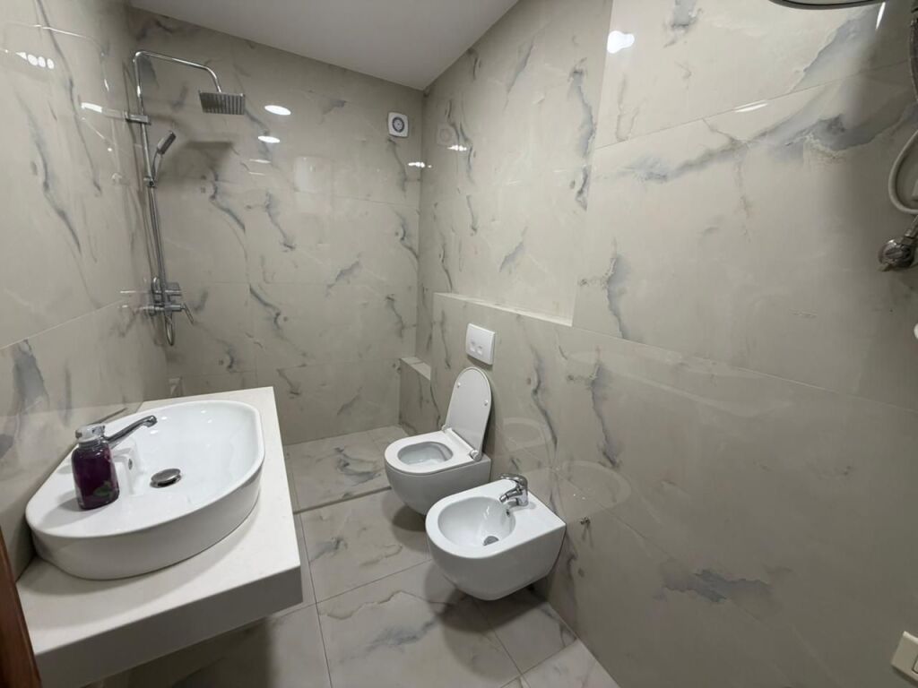 🏢Via 4 Deshmoret, appartamento 3+1+2 in affitto, parzialmente arredato 80.000 Leke