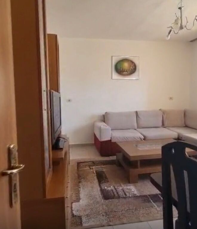 Appartamento 1+1 in vendita vicino a Kryegjyshata!
