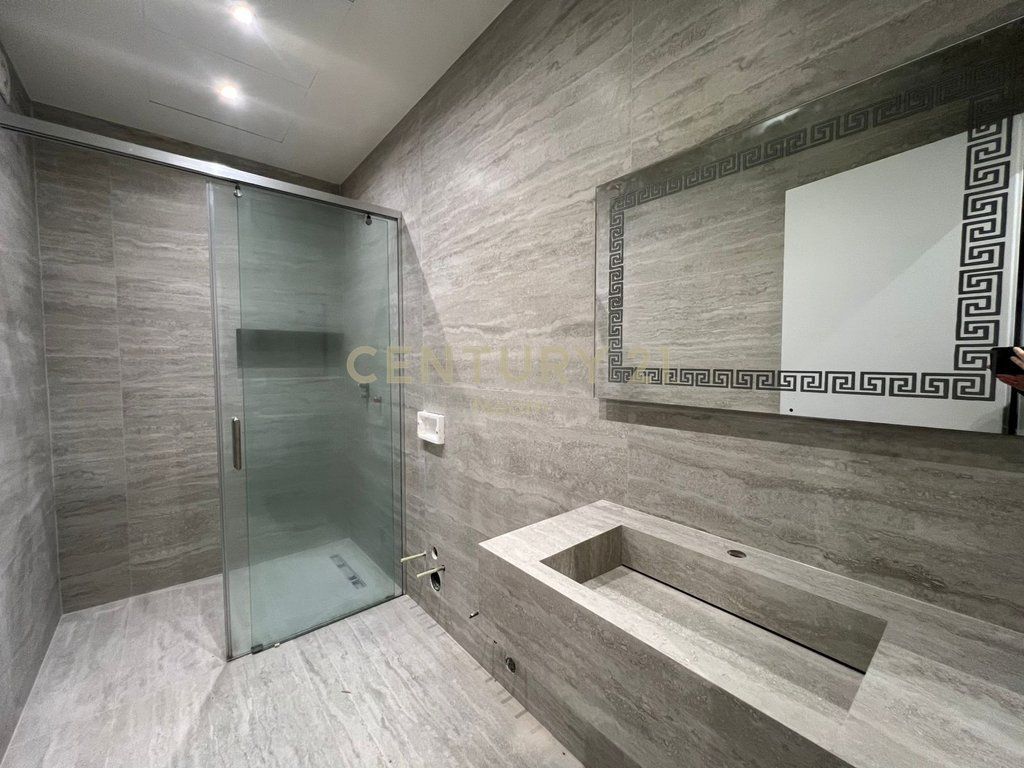 Shitet apartament 3+1 tek Liqeni i Thatë, një nga zonat më të kërkuara të Tiranës! 275,000 € Sip. Totale  126m2