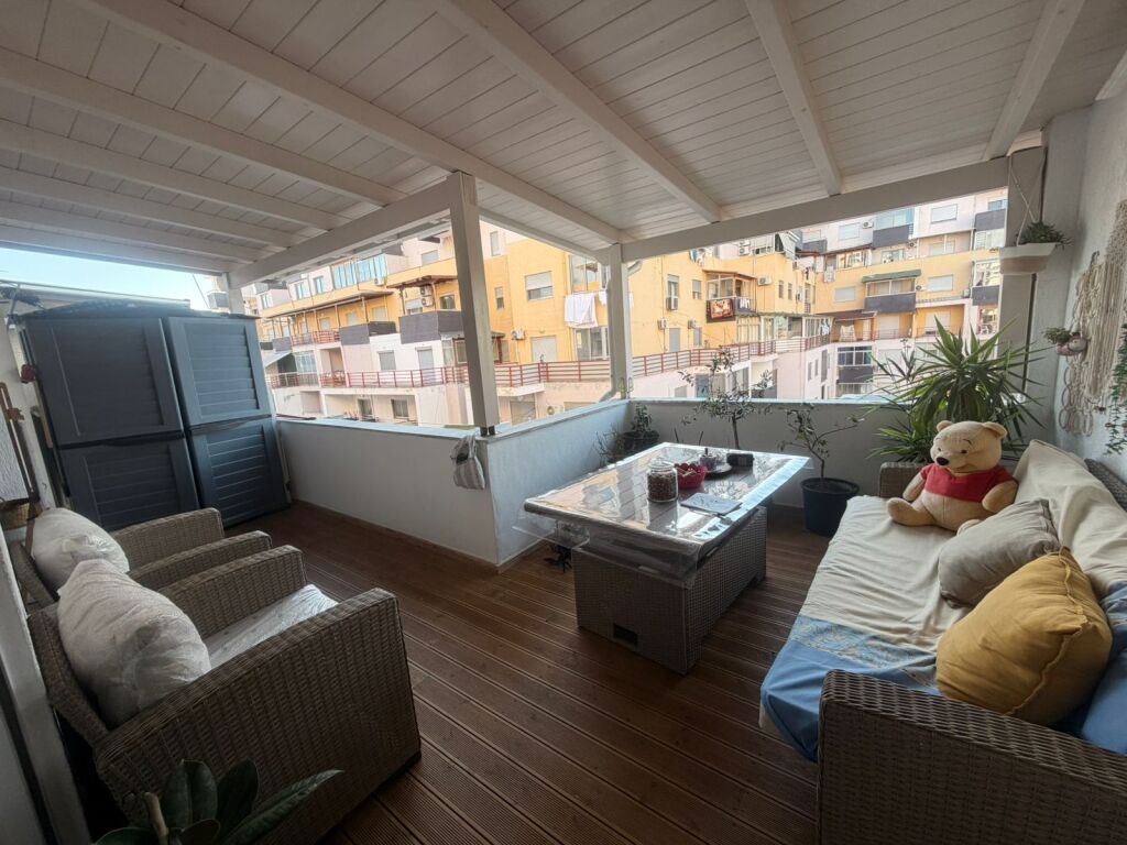 Shitet apartament 2+1+ 2 tualete dhe verandë në zonën Iliria , Plazh prane Spar. 
