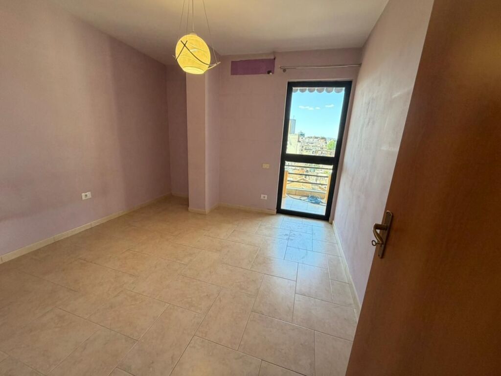 🏢Via 4 Deshmoret, appartamento 3+1+2 in affitto, parzialmente arredato 80.000 Leke