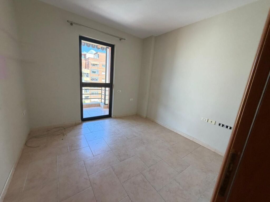 🏢Via 4 Deshmoret, appartamento 3+1+2 in affitto, parzialmente arredato 80.000 Leke