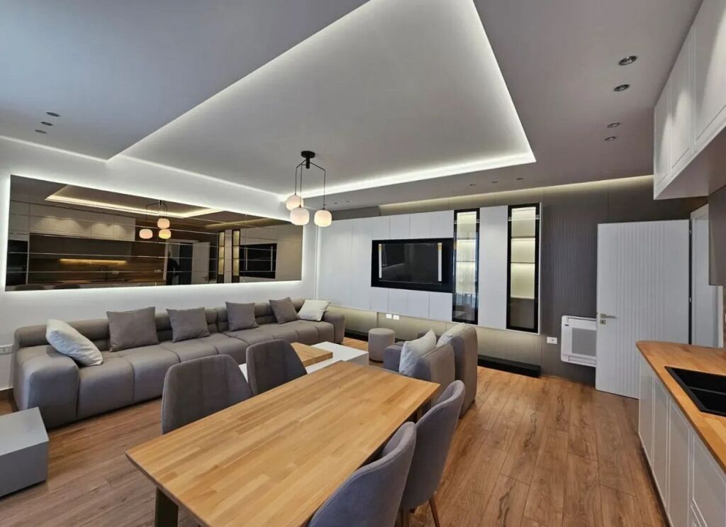 Appartamento 1+1 in affitto – 650€ / mese Posizione: Bulevardi i Ri, Tirana Piano: 6 Nuovo edificio – mai abitato prima  Viene offerto in affitto un appartamento moderno 1+1 in una delle zone più richieste di Tirana – Bulevardi i Ri. Si trova al 6° piano di un edificio nuovo, mai abitato prima. L'appartamento offre molta luce naturale e un ambiente confortevole, ideale per una coppia o una persona sola.  Prezzo: 650 euro / mese Non trattabile   Per ulteriori informazioni o per una visita alla proprietà, si prega di contattare.