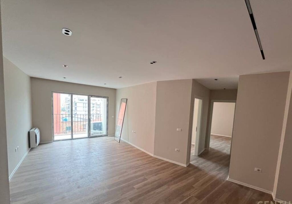 Shitet Apartament 2+1+2 prane Shkolles se Kuqe