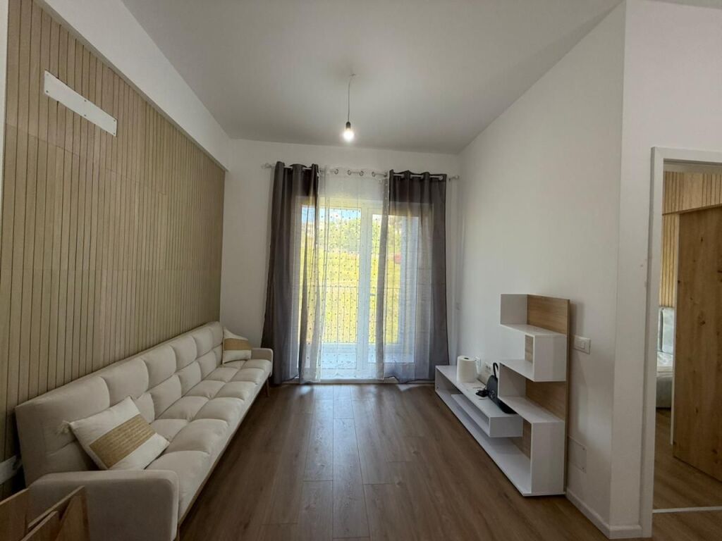 Tirane, jepet me qera apartament 1+1 ne Fresk