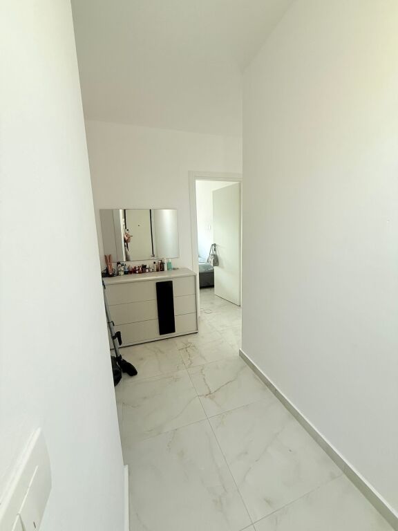 Shitet apartment 1+1 Rruga vjenes golem