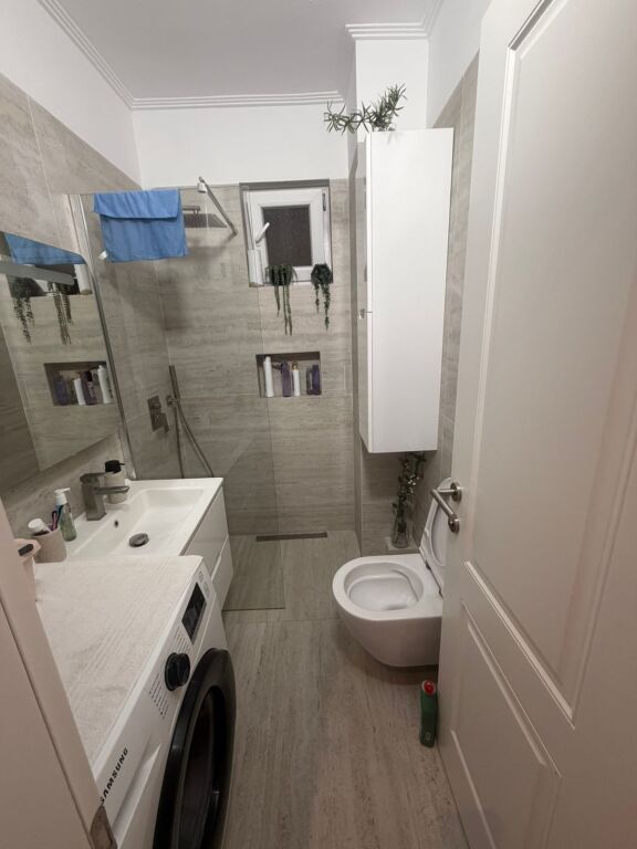 Shitet apartament 2+1+ 2 tualete dhe verandë në zonën Iliria , Plazh prane Spar. 
