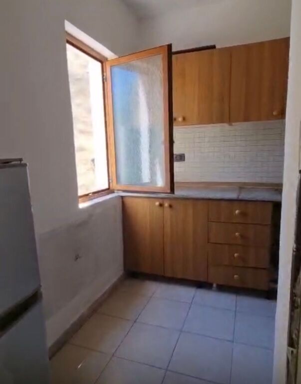 Appartamento 1+1 in vendita vicino a Kryegjyshata!
