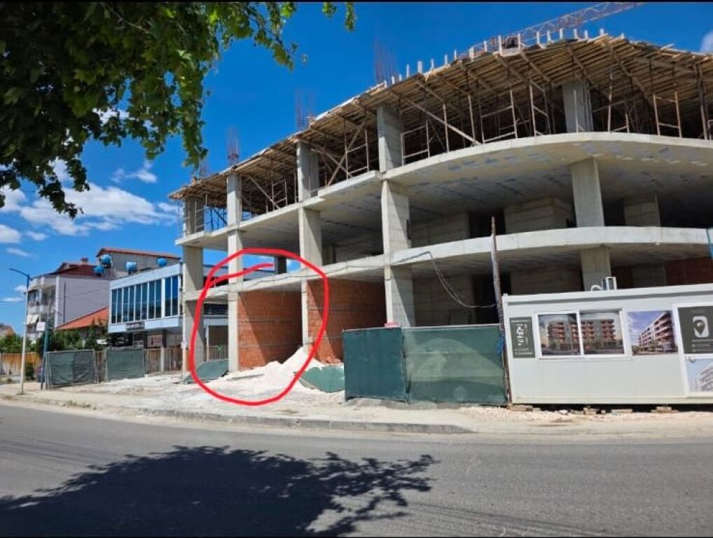Ambient Komercial ne katin 0 buze rruge kryesore ne Paskuqan! 191,250 €