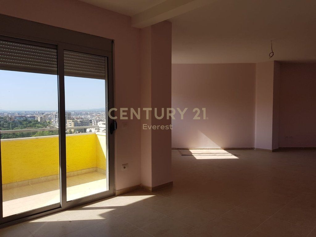 Apartment 3+1+3 for sale at Liqeni i Thate