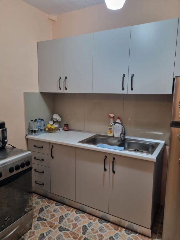 🏡 Appartamento 1+1 in affitto📍 Di fronte al Ministero della Difesa 🏫 50 m dalla scuola “Ramazan Jarani”💰 Prezzo: 35.000 lek/mese