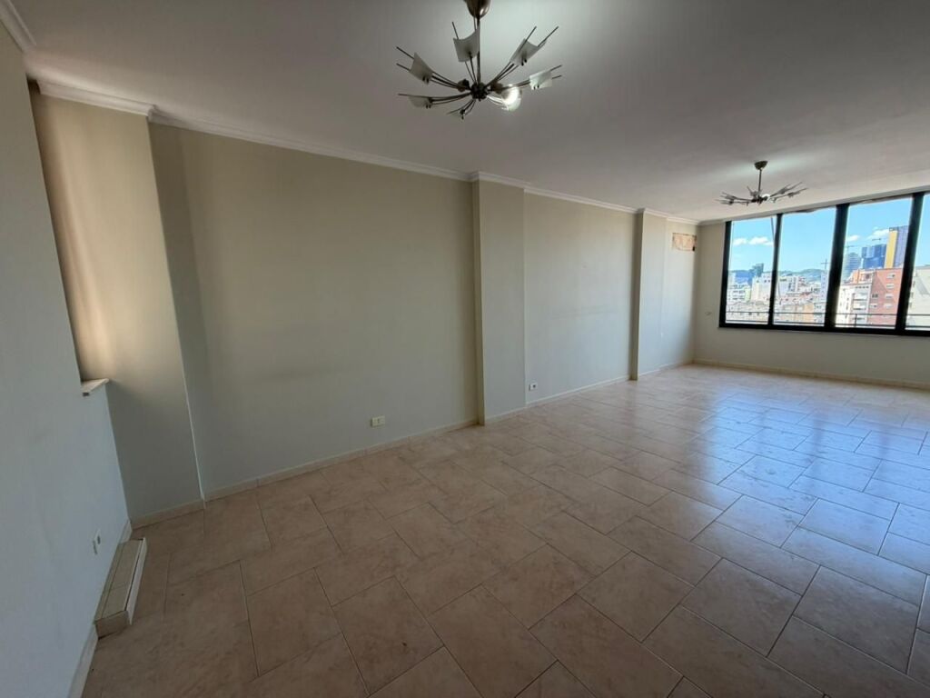 🏢Via 4 Deshmoret, appartamento 3+1+2 in affitto, parzialmente arredato 80.000 Leke