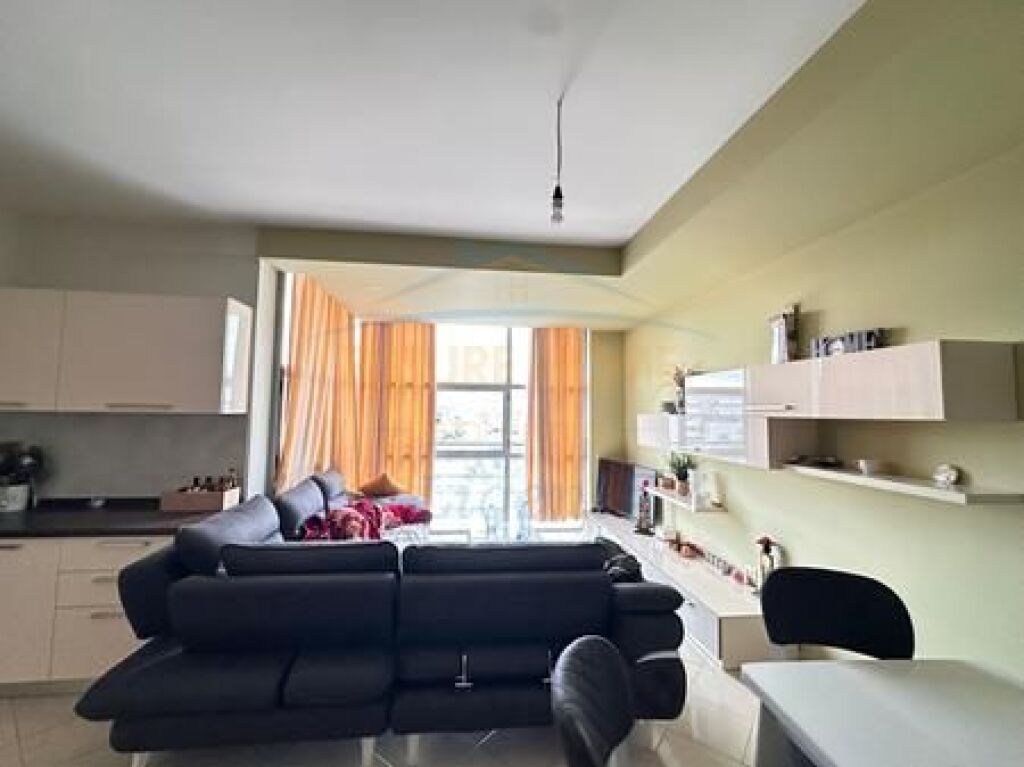 Shitet, Apartament 2+1+2, Unaza e Re, Tiranë.