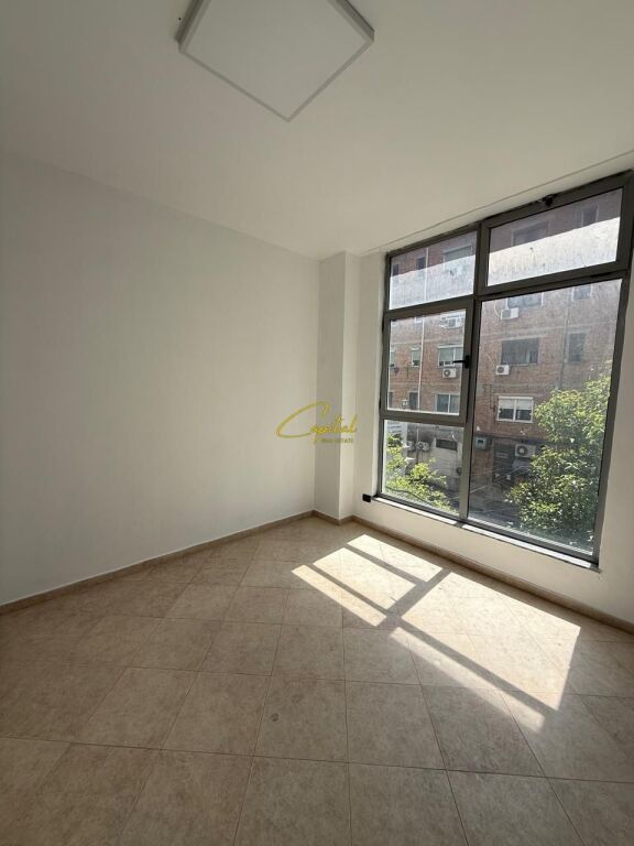 BUSINESS PREMISES FOR RENT 80 M2 MYSLYM SHYRI 96,000 LEKE