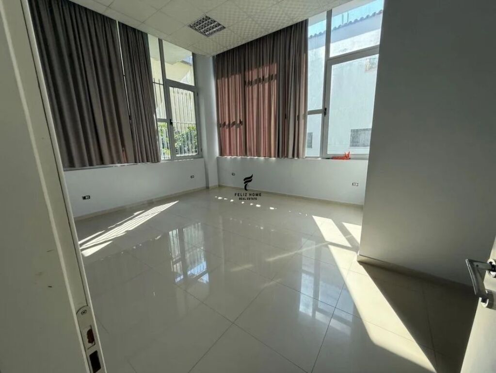 SHOP AND WAREHOUSES FOR RENT 400 M2 CASA ITALIA 1400 EURO  FH-72308