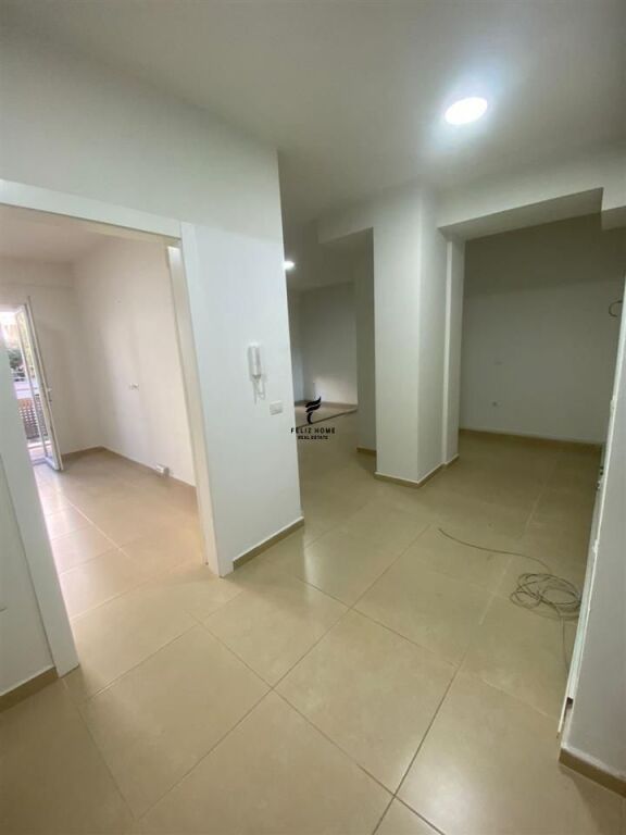 ZYRE ME QERA 93 M2 RRUGA E KOSOVAREVE 100.000 LEKE  FH-72151