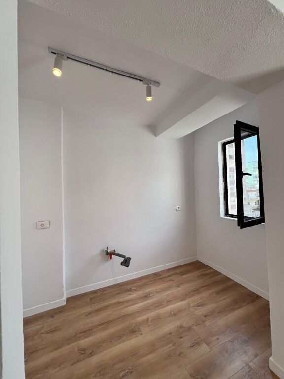 VENDESI APPARTAMENTO 2+1 CENTRO DURRES ,   