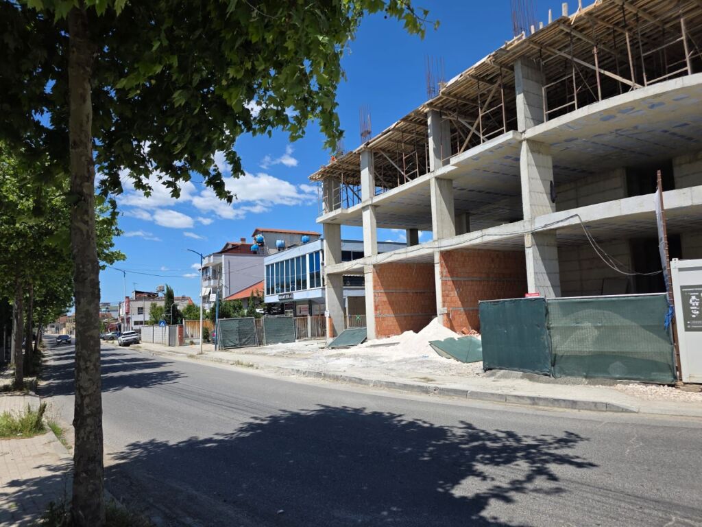 Ambient Komercial ne katin 0 buze rruge kryesore ne Paskuqan! 191,250 €