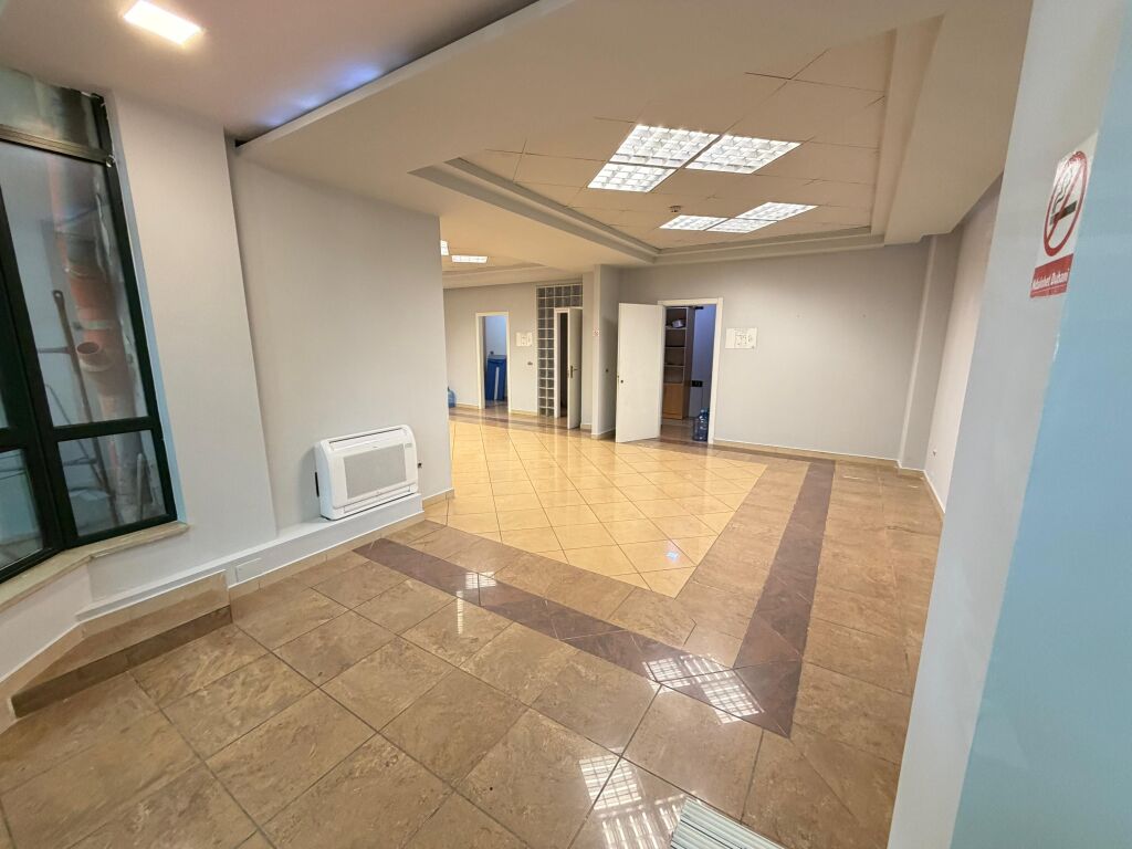 🏢 Ufficio Open Space in affitto, adatto a ogni tipo di attività 📍 Via “Papa Gjon Pali II”, vicino a RTSH (sopra Bar-Caffè Rosini)  📐 Superficie: 120 m² 🏢 2° piano  ✨ Spazio aperto (Open Space), funzionale e facilmente organizzabile 📍 Zona molto richiesta e strategica a Tirana  💶 Prezzo: 1.450€ / mese