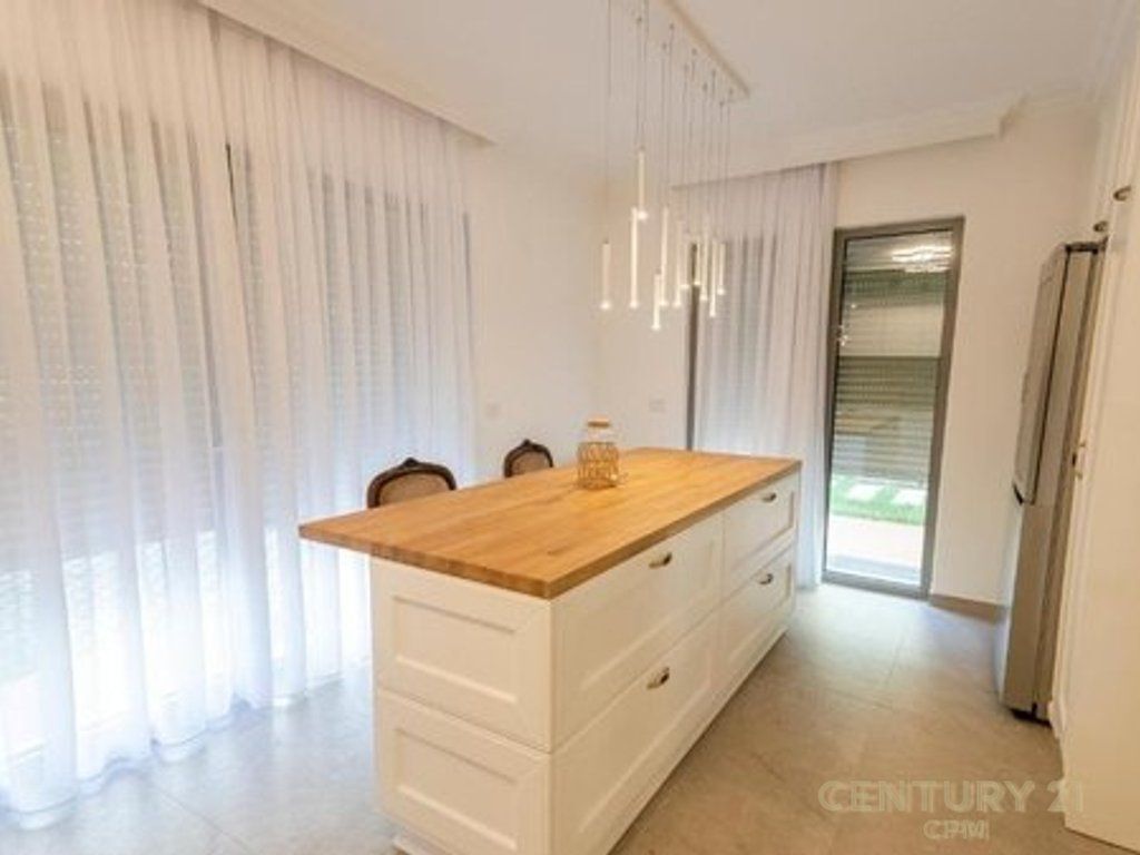 Luxury Villa with Pool for Rent, Porta e Gjelber Residence