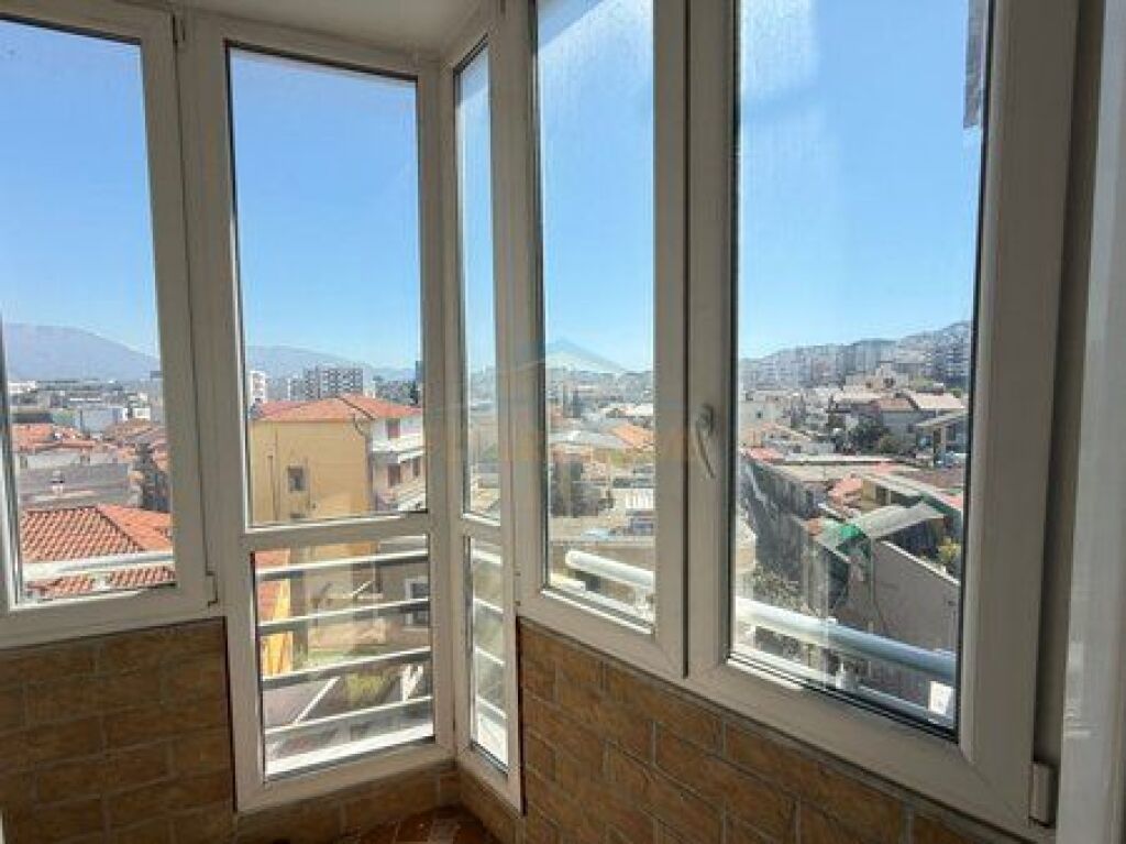 Shitet, Apartament 2+1+2, Selite