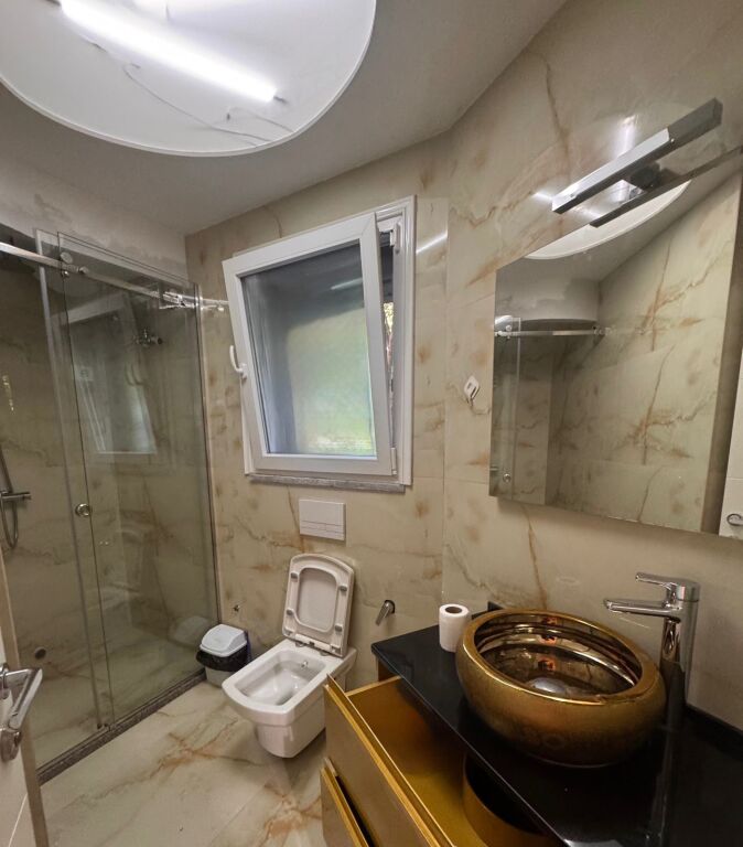 Prane Radissonit, tek Liqeni i Thate , jepet me qera apartament 2+1,