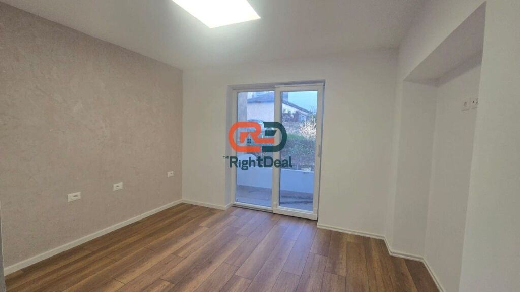 Perballe Maternitetit Te Ri, Jepet Me Qira Ambient, Ideal Per Zyra Ose Biznes!!!