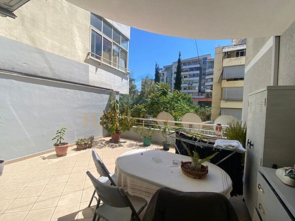 Shitet, Apartament 2+1+Verandë (I konvertuar), Fresku, Tiranë.
