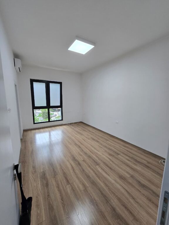 🏢 Zyrë me Qira 2+1+2 – Square 21 Rruga e Kavajes