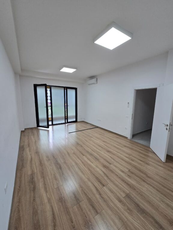 🏢 Jepet me Qira Zyrë 2+1 – Square 21