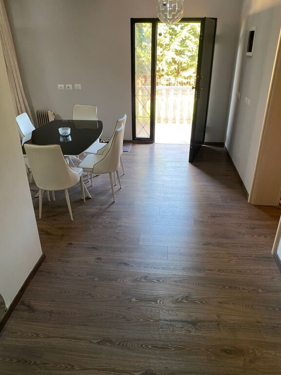 Casa su 2 piani in vendita a Kutalli – 600m² di terreno, casa anche opportunità di business sulla strada principale