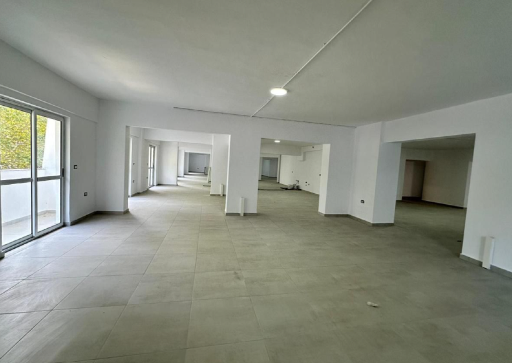 🏢 AMBIENTE OPEN SPACE IN VENDITA – Via Dritan Hoxha