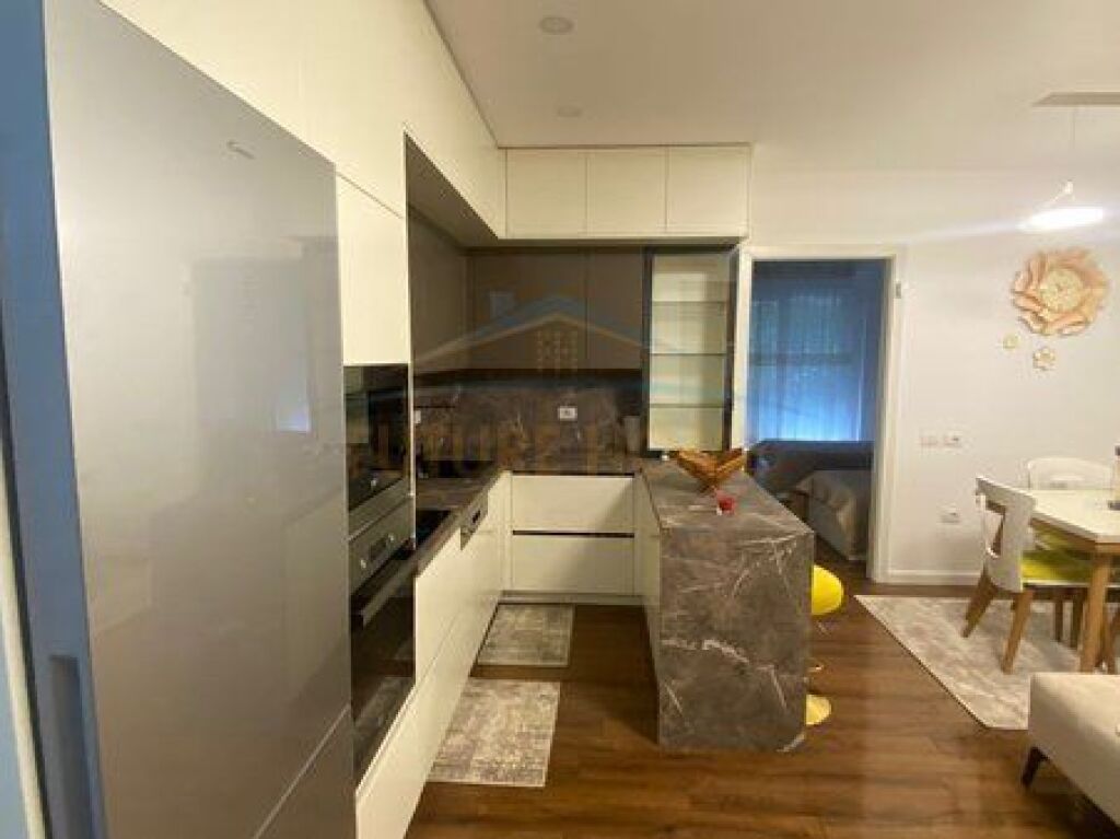 Shitet, Apartament 2+1+2, Kompleksi FZ, Liqeni i Thatë, Tiranë