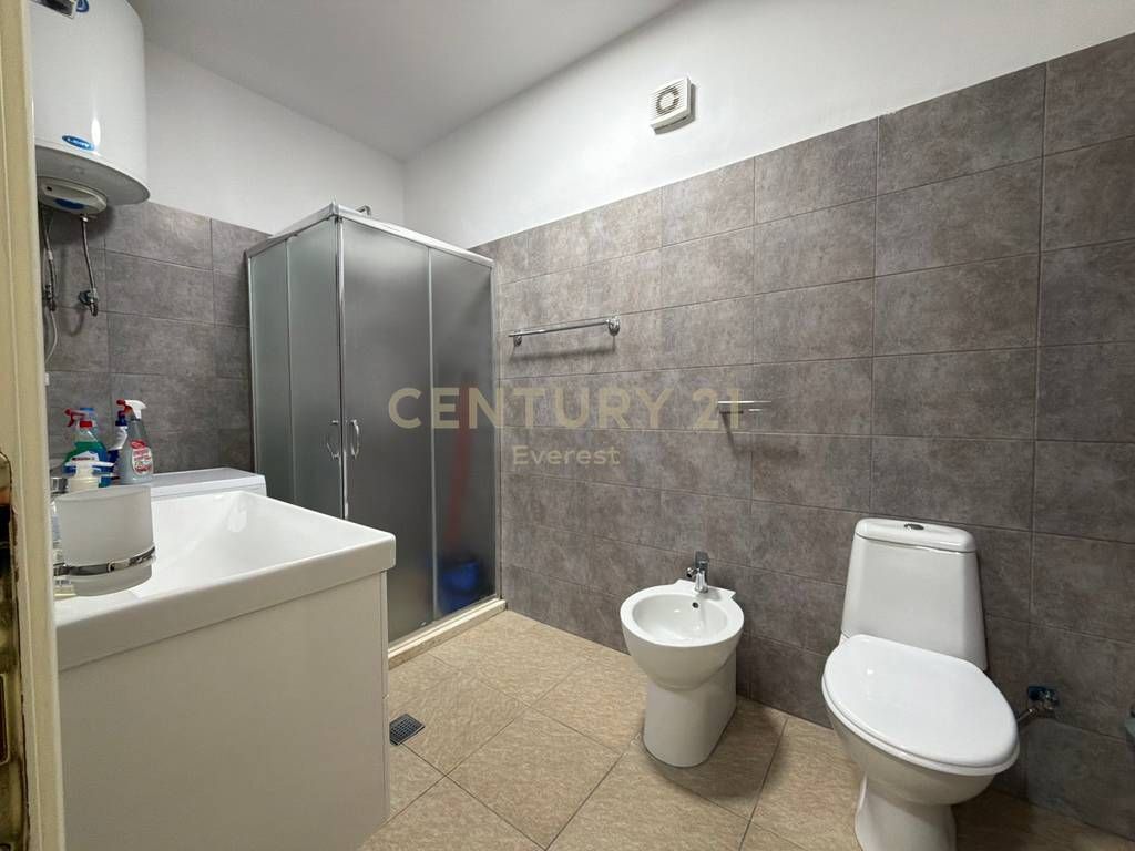 BULEVARDI ZOGU I PARE, JAPIM APARTAMENT 1+1 PER QERA!