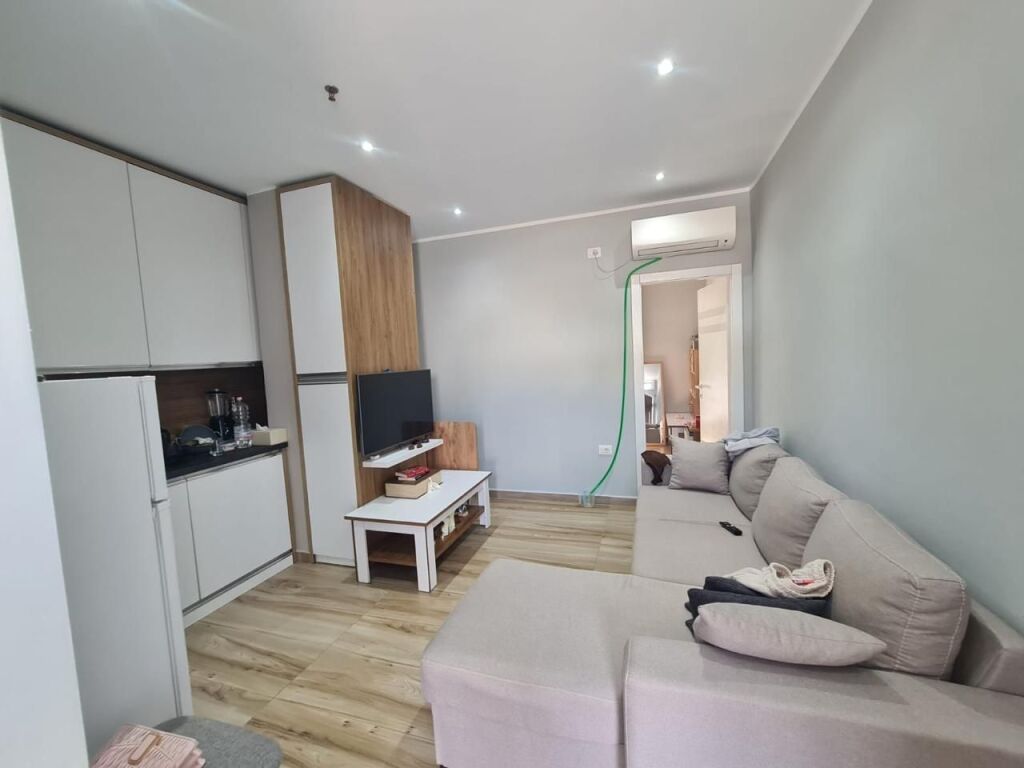 Shitet Apartament 1+1 te Liqeni i Thate/ Prane Kopshtit Zoologjik
