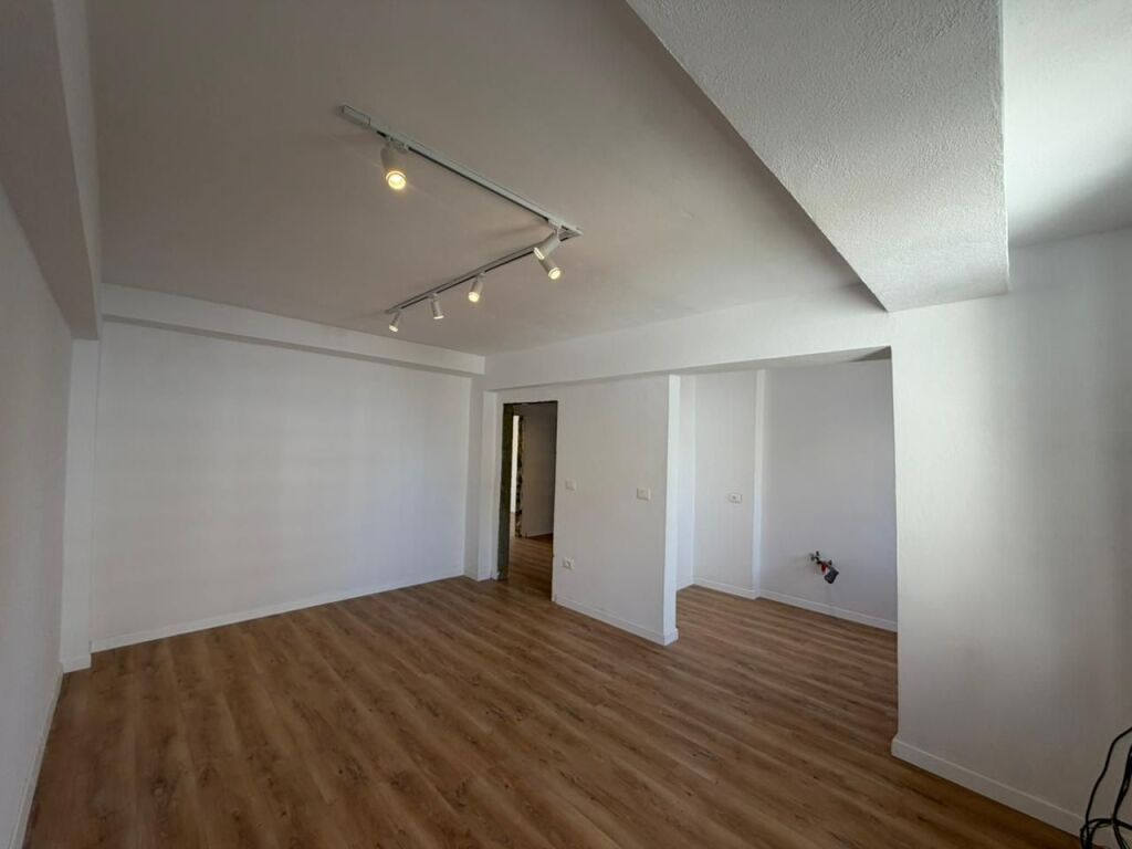 Shitet apartament 2+1