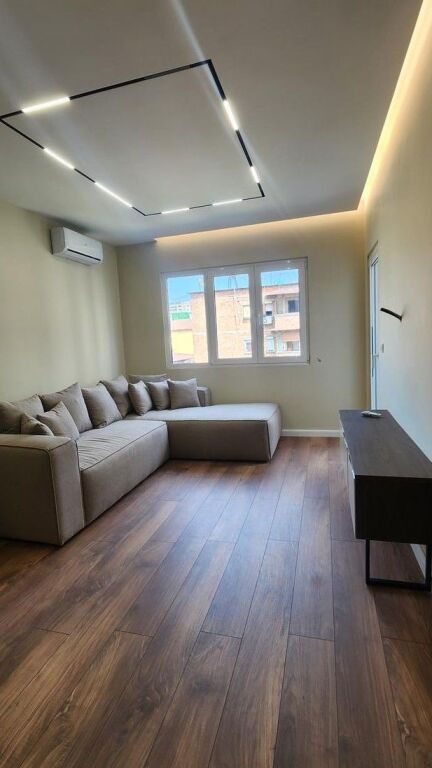L'appartamento ha una superficie totale = 53 m2, mentre la superficie netta = 46 m2.