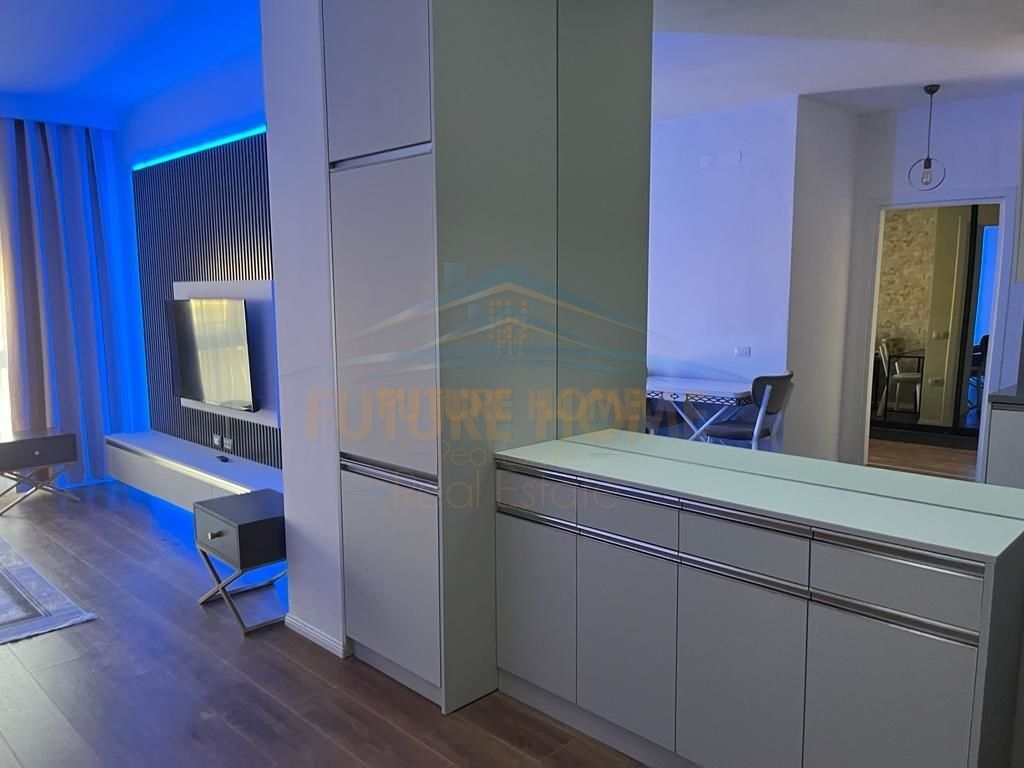 Shitet Apartament 1+1+Post Parkimi, Rruga e Barrikadave