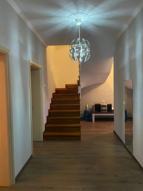Casa su 2 piani in vendita a Kutalli – 600m² di terreno, casa anche opportunità di business sulla strada principale