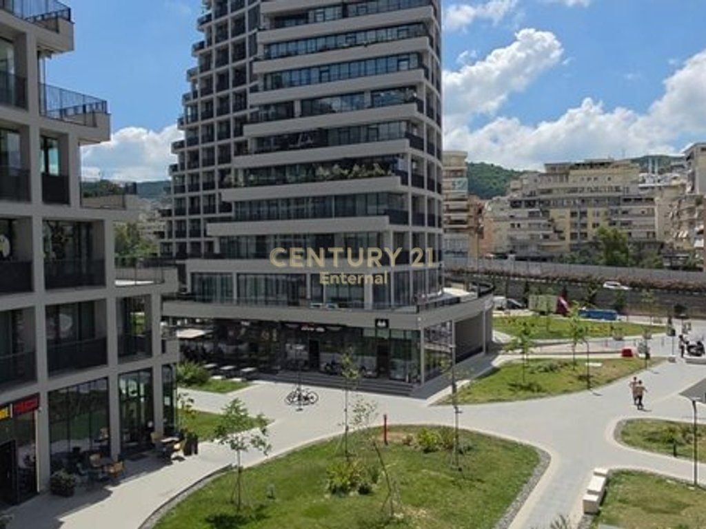 Zyrë 3+1+ Parkim Me Qira në Lake View!!
